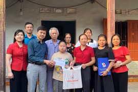Hội Nhà báo Bắc Giang phối hợp trao quà hỗ trợ người dân có hoàn cảnh đặc biệt khó khăn