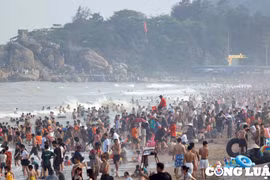 Du khách chen chân "giải nhiệt" ở biển Sầm Sơn
