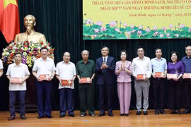 Phó Chủ tịch Quốc hội Nguyễn Thị Thanh thăm, tặng quà các gia đình người có công tại Ninh Bình