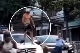 Người đàn ông ngoại quốc đập phá xe, la hét trên đường phố Nha Trang