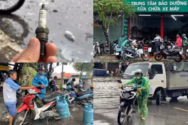 Mưa lớn, thợ sửa xe máy Hà Nội kiếm tiền triệu ở những điểm ngập lụt