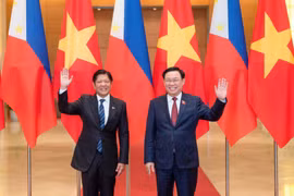 Chủ tịch Quốc hội Vương Đình Huệ hội kiến Tổng thống Philippines