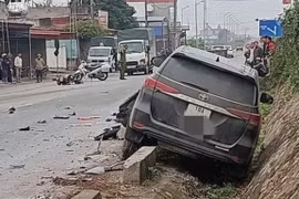 Người điều khiển xe máy bất cẩn phi thẳng vào đầu ô tô khiến xe lao xuống rãnh nước