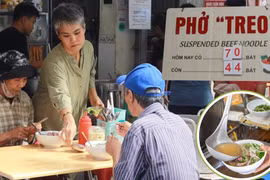 Ấm lòng mô hình phở "treo" giữa phố cổ Hà Nội