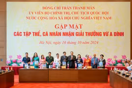 Chủ tịch Quốc hội Trần Thanh Mẫn gặp mặt các đại biểu nhận Giải thưởng Vừ A Dính
