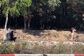 Bình Dương xác minh xử lý nhóm người chụp hình khỏa thân phản cảm trên đường
