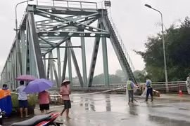 Cấm toàn bộ người và phương tiện qua cầu Yên Bái