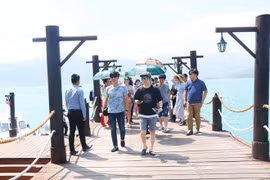 Khách quốc tế tấp nập đến Cam Ranh ngày cuối năm