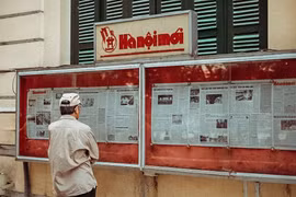 Đọc báo giấy trên bảng tin: Nét đẹp trong không gian văn hóa đọc