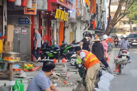 Vỉa hè nhiều tuyến đường tại Hà Nội lại được đào xới, thay đá mới
