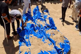 Người dân Gaza đau khổ tìm kiếm thi thể và mộ phần của người thân