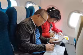 Ông Park Hang Seo sang Lào xem HLV Kim Sang-sik trổ tài