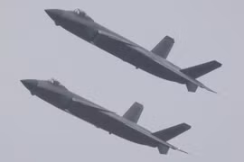 So sánh J-20 và F-22: Tiêm kích Trung Quốc thắng chiến đấu cơ Mỹ nhờ trang bị thêm UAV