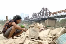 Xóm trọ nghèo ven sông Hồng tan hoang sau mưa lũ