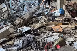 Israel tấn công nơi trú ẩn ở Gaza, khoảng 100 người thiệt mạng
