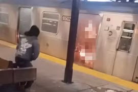 Sự vô cảm bị phơi bày trong vụ thiêu sống trên tàu điện ngầm ở New York