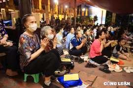 Hà Nội: Hàng trăm người dân đổ về chùa Phúc Khánh tụng kinh, làm lễ Vu Lan