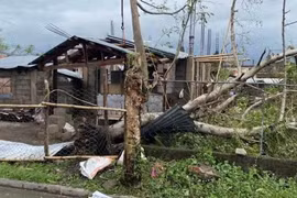 Bão Man-yi suy yếu sau khi quét qua Philippines, nhưng vẫn nguy hiểm