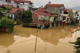 Nước lũ rút đi, tình người ở lại
