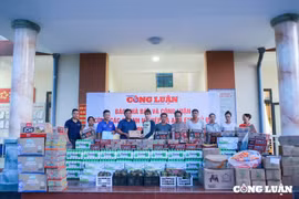 Báo Nhà báo và Công luận cùng các mạnh thường quân trao quà cho người dân vùng lũ tỉnh Tuyên Quang