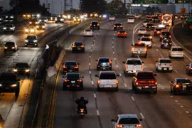 Mỹ cho phép California cấm xe chạy xăng mới
