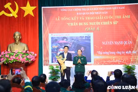 Vinh danh các tác giả đoạt giải tại cuộc thi ảnh 'Chân dung người chiến sĩ'