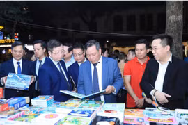Hội Sách Hà Nội lần thứ IX thu hút nhiều độc giả trong ngày đầu khai mạc