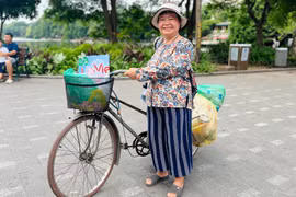 Nữ tiến sĩ 12 năm nhặt rác làm sạch môi trường quanh Hồ Gươm
