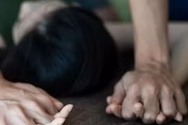 Bắt mẹ ruột 'tiếp tay' cho cha dượng hiếp dâm con gái