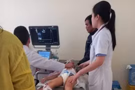 Hai cháu bé co giật sau khi ăn quà vặt ở quán tạp hóa