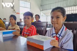 VOV trao tập vở đến học sinh nghèo ven biển Cà Mau
