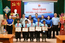Trao Huy hiệu 'Tuổi trẻ dũng cảm' cho 5 học sinh cứu người đuối nước ở Quảng Bình