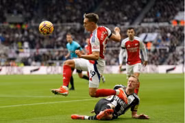 Hàng công vô duyên, Arsenal thất bại đáng tiếc trước Newcastle