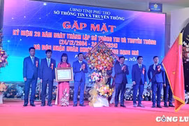Sở TT&TT tỉnh Phú Thọ vinh dự đón nhận Huân chương lao động hạng Nhì nhân dịp kỉ niệm 20 năm thành lập