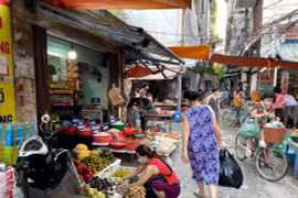 Rau xanh, thịt cá 'cháy hàng' trước giờ bão Yagi tới, Bộ Công Thương chỉ đạo 'khẩn'