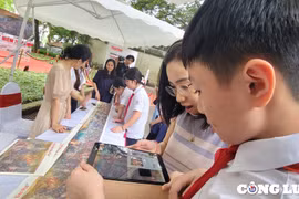 Độc giả hồ hởi xếp hàng nhận bản phụ san tranh panorama tại Báo Nhân Dân