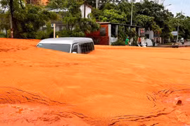 Lũ cát đỏ vùi lấp nhà dân ở Mũi Né: Do công trình xây dựng chưa đúng quy định