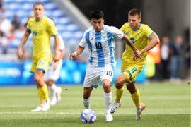 Ghi bàn phút bù giờ, Argentina giành vé chơi tứ kết Olympic 2024