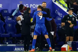 HLV Van Nistelrooy ra mắt như mơ tại Leicester