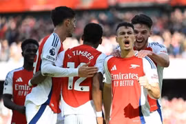 Thắng Leicester 4-2, Arsenal bằng điểm Man City