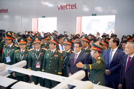 Khu trưng bày của Viettel là gian hàng đầu tiên Thủ tướng Phạm Minh Chính đến thăm tại Triển lãm Quốc phòng quốc tế 2024
