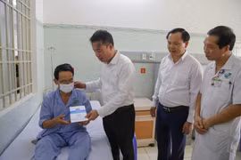Trao tặng sổ BHXH, thẻ BHYT và quà cho bệnh nhân nghèo tại TP Hồ Chí Minh và tỉnh Bà Rịa - Vũng Tàu