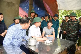 Phó Thủ tướng Hồ Đức Phớc chia buồn cùng gia đình nạn nhân vụ sạt lở đất nghiêm trọng tại Hòa Bình