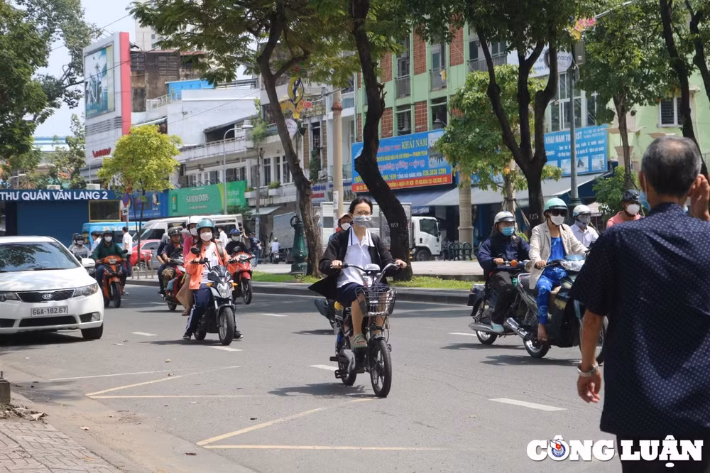 tp hcm nhieu hoc sinh chua du tuoi van lai xe may duoc bo me cho khong doi mu bao hiem hinh 8