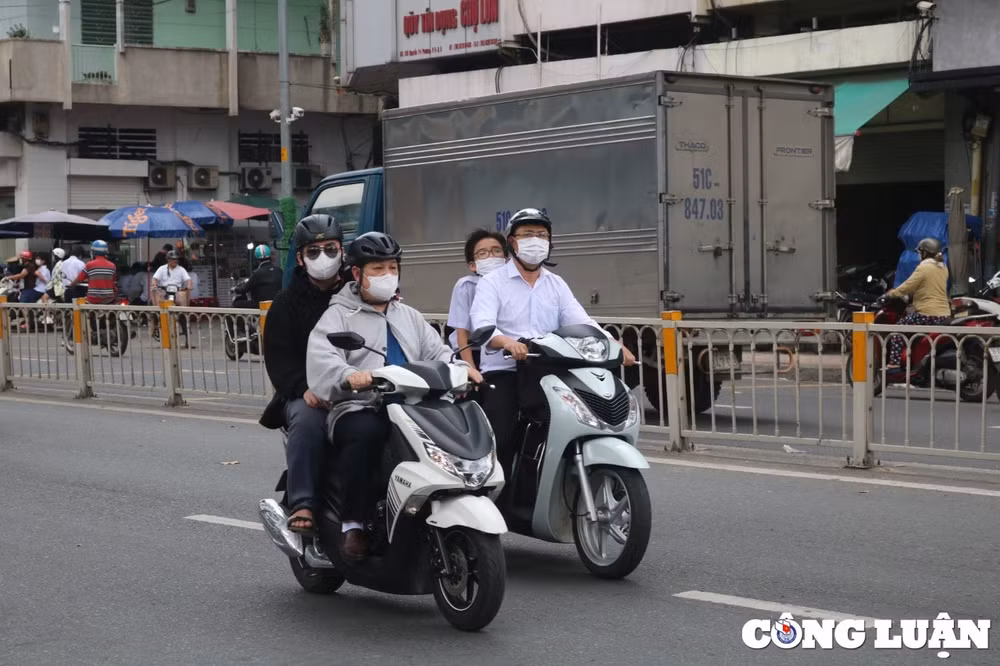 tp hcm nhieu hoc sinh chua du tuoi van lai xe may duoc bo me cho khong doi mu bao hiem hinh 9