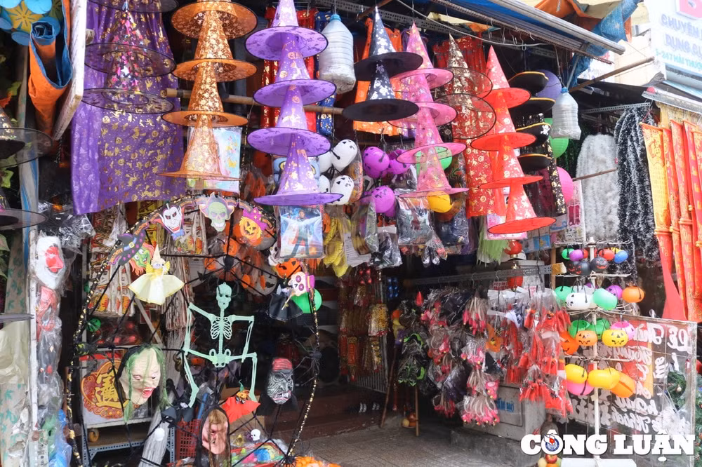 duong pho tai tp ho chi minh ngap tran mat hang don halloween tieu thuong ruc rich mo ban hinh 15