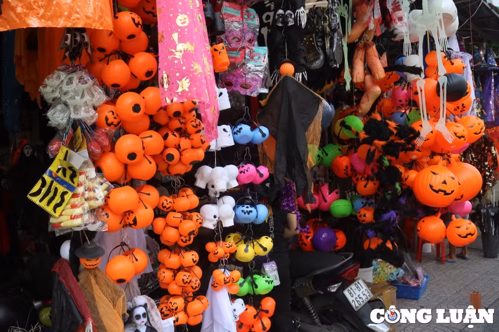 duong pho tai tp ho chi minh ngap tran mat hang don halloween tieu thuong ruc rich mo ban hinh 8