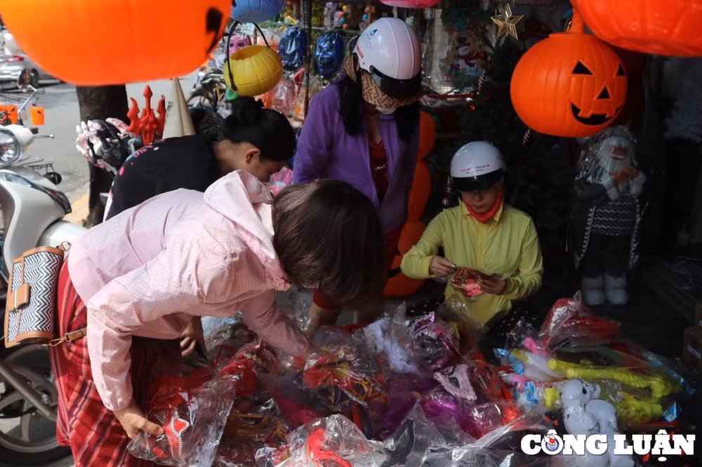 duong pho tai tp ho chi minh ngap tran mat hang don halloween tieu thuong ruc rich mo ban hinh 2