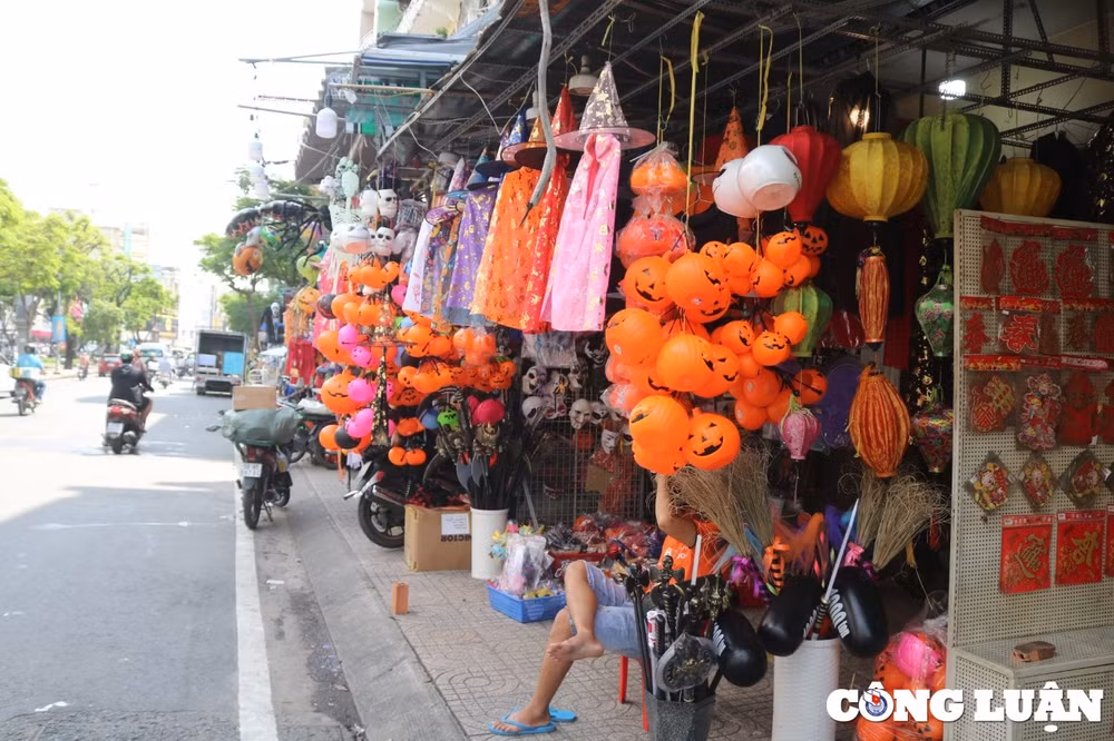 duong pho tai tp ho chi minh ngap tran mat hang don halloween tieu thuong ruc rich mo ban hinh 1