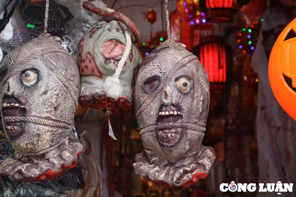 duong pho tai tp ho chi minh ngap tran mat hang don halloween tieu thuong ruc rich mo ban hinh 9